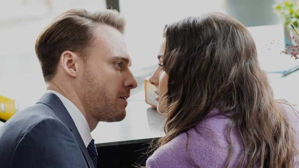 FOX Turkey Cancels Sen Çal Kapimi for Good Eda Serkan Kerem Bursin Hande Ercel You Knock On My Door Love Is In The Air