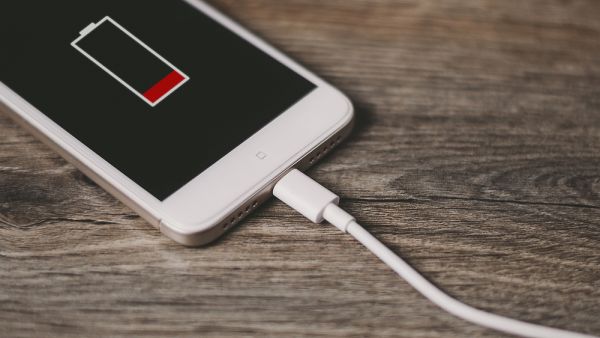 5معلومات غير صحيحة عن بطارية الهاتف الذكي 