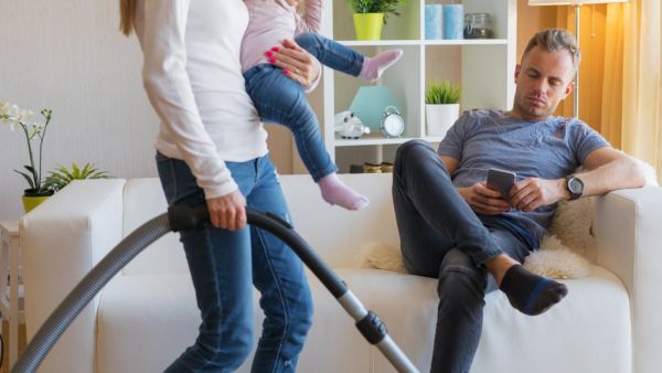 كيف تتفاوضين مع زوجك على تقسيم واجبات المنزل