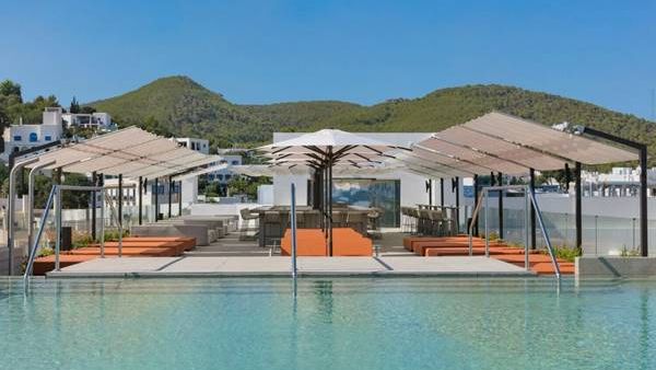 Island hot spot welcomes back guests with the launch of two new openings W Ibiza Opens With The Launch Of The New Adults Only Rooftop Bar, Glow And The La Llama Restaurant