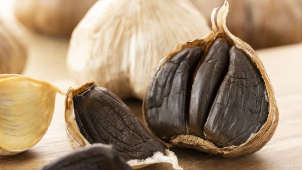تتسبب عملية التخمير في احتواء الثوم الأسود على مضادات أكسدة أكثر بكثير من الثوم العادي