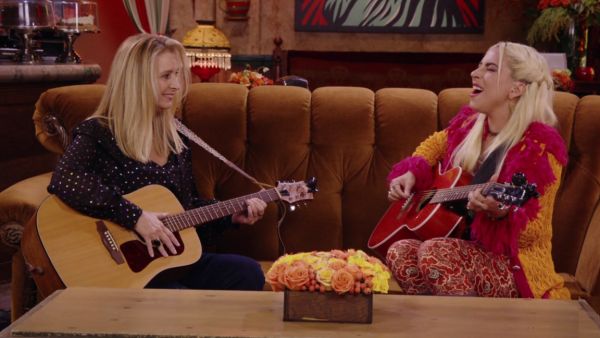 The unlikely duo performed a rendition of 'Smelly Cat' together