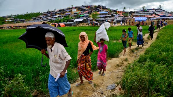  UNHCR delegation meets with a large group of Rohingya refugees and to listen to the various issues they raised