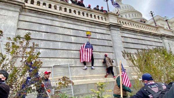  اقتحام مبنى الكابيتول في 6 كانون الثاني/يناير