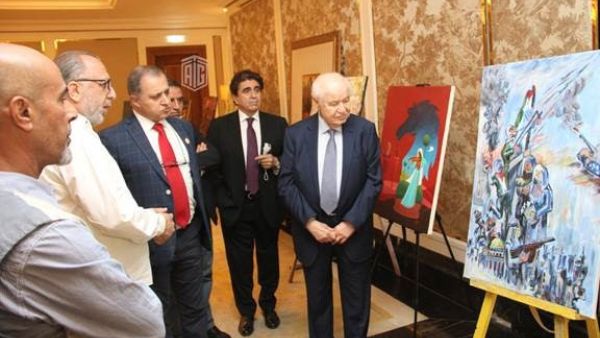 أبوغزاله يرعى معرضاً تضامنياً لفنانين تشكيليين دعماً لفلسطين