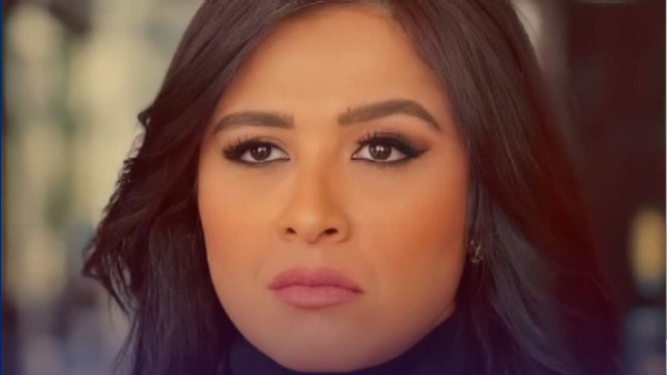 ابنة طليقها تفتح النار على ياسمين عبد العزيز: (بطلي أذى...عيب!)