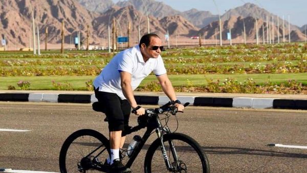 ظهر الرئيس المصري وهو يحيي عددا من المواطنين في المنطقة.