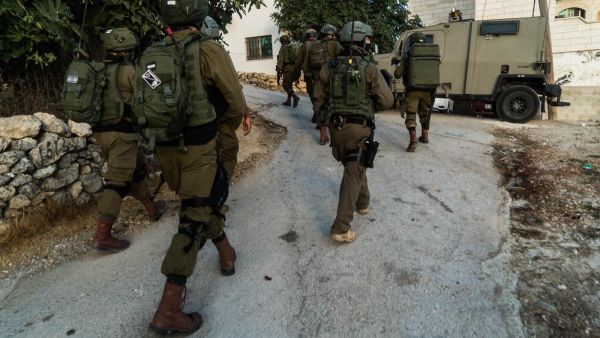 قوات إسرائيلية تداهم قرية في الضفه الغربيه