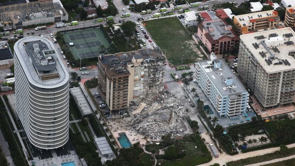 مبنى ميامي المنهار بفلوريدا