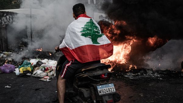 يذكر أن لبنان يشهد أزمة اقتصادية ومالية حادة أدت إلى ارتفاع سعر صرف الدولار ليصل إلى 17700 ليرة لبنانية.