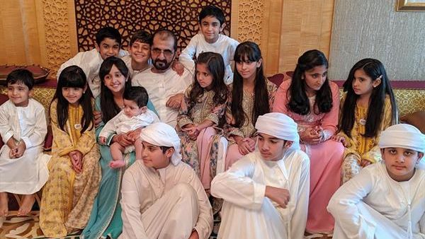 الشيخ محمد بن راشد مع أحفاده 