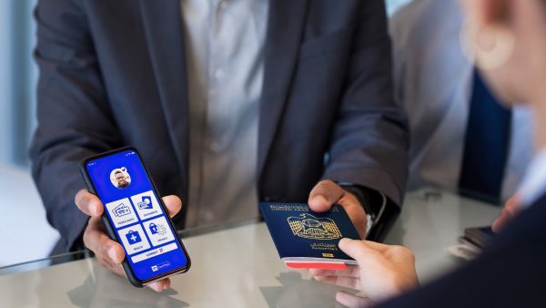 يتوافر "جواز السفر الصحي من أياتا" للضيوف المسافرين على متن رحلات الاتحاد للطيران بين أبوظبي وبانكوك وبرشلونة وجنيف ومدريد وميلانو ونيويورك وسنغافورة ويسهم في تعزيز مستوى الراحة عبر منصة شاملة لإدارة الوثائق المتعلقة بوكوفيد 19. الاتحاد للطيران توسع استخدام "جواز السفر الصحي من أياتا" على سبع مدن ضمن شبكة وجهاته