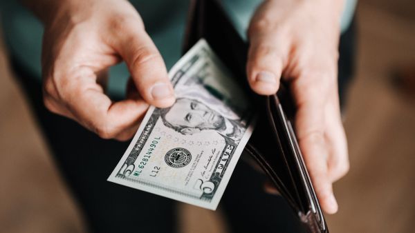 علاقات البوابة: مؤشرات على أن شريكك يتحكم بشدة في أموالك
