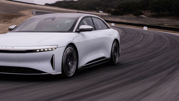 THE NEW TYRE FOR THE AMERICAN ELECTRIC SEDAN FEATURES ELECT AND PNCS TECHNOLOGIES, AS WELL AS THE NEW ‘HL’ MARKING Pirelli Launches Its First Tyre with the New ‘Hl’ High Load Marking for Electric or Hybrid Cars and Suvs