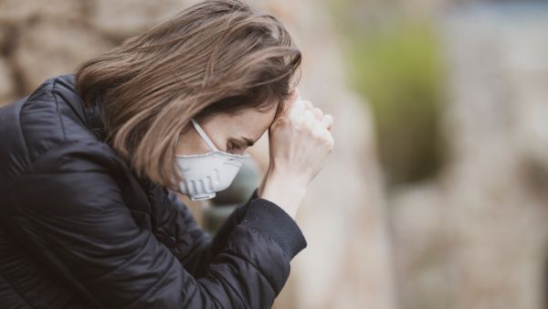 طبيب البوابة: 5 مؤشرات للغة الجسد تشير إلى الضيق النفسي
