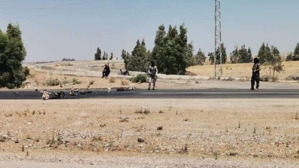 مسلحون يقطعون الطريق الدولي