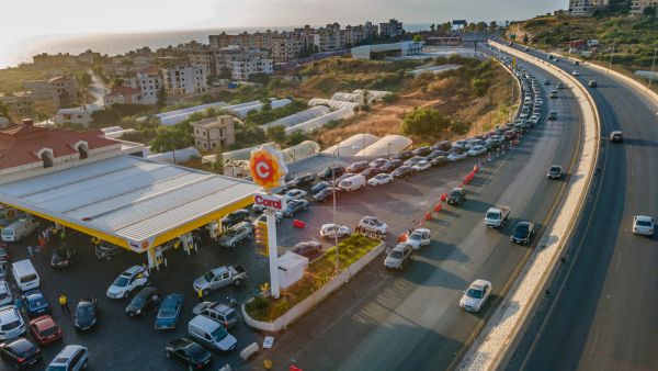 نقص الوقود في لبنان يدفعها إلى حافة الهاوية 