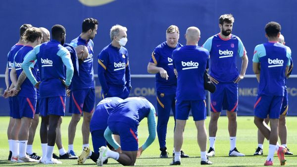 كومان (وسط) مع لاعبي برشلونة خلال حصة تدريبية