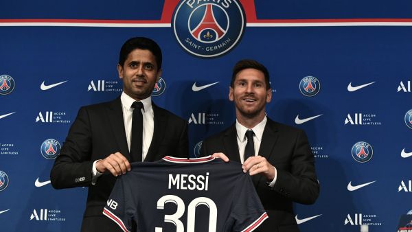 ميسي وناصر الخليفي رئيس باريس سان جيرمان