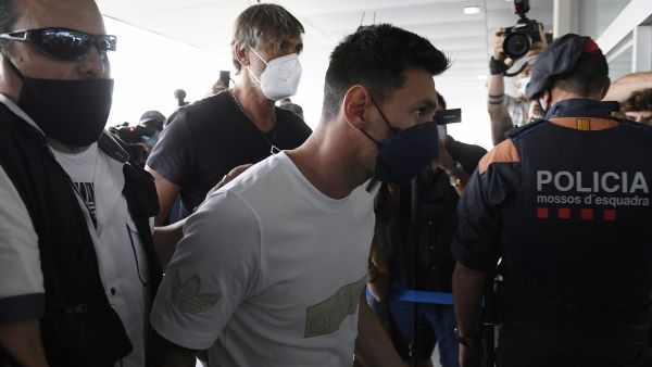 ميسي يصل مطار إل برات في برشلونة تمهيداً لسفره إلى باريس