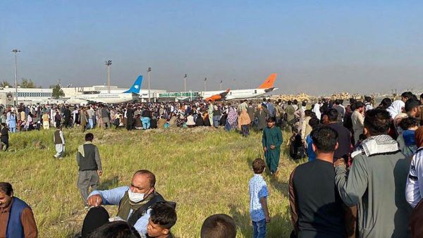 People crowd the tarmac at the Kabul airport 