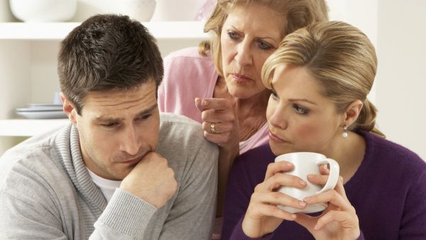 احرصي على أن تعرف حماتك أنكِ مهتمة بالتواصل معها، واتصلي بها كل فترة 