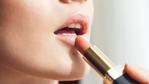 تقدم لك العلامة التجارية الأشهر على الإطلاق Chanel أحمر شفاه بدرجة الأحمر الفرنسي