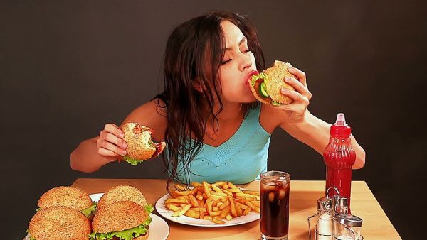 يشتمل الزبادي اليوناني على بروتين عالي عند مقارنته بـ الزبادي العادي