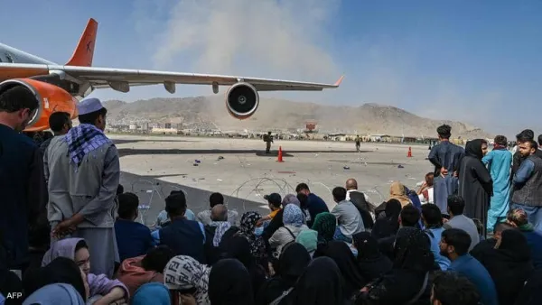 أفغان يحتشدون في مطار كابل