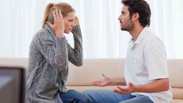 إذا أظهر شريكك من خلال كلماته أو أفعاله بانتظام أن الآخرين اقرب إليه منك من كل النواحي