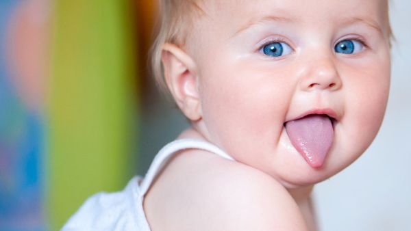 يعاني بعض الأطفال من ضعف العضلات، ونظرًا لأن اللسان عبارة عن عضلة