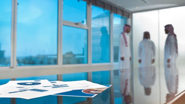 السعودية تبدأ توطين العمل في المجمعات المغلقة