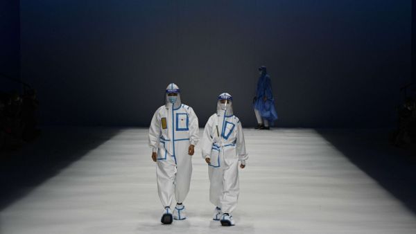 عارضو أزياء صينيون بملابس الوقاية من كورونا