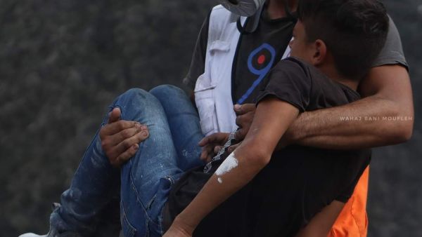 طفل يتشبث ببوظته على الرغم من إصابته برصاص قوات الاحتلال 