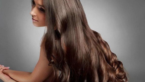  تجنب وضع المشابك المعدنية أو المطاطية أهم طرق الحفاظ على الشعر الطويل قبل النوم