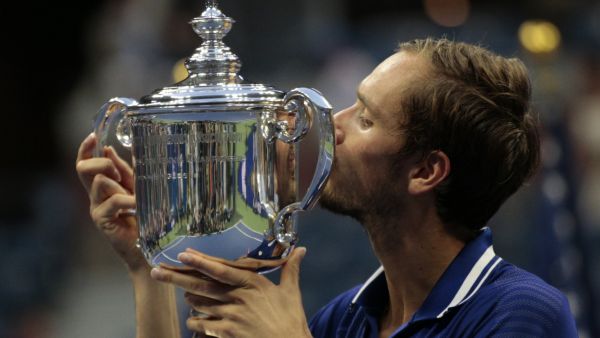 ميدفيديف يقبل كأس بطولة أميركا المفتوحة