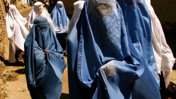 جنود أمريكان يهربون من طالبان بالبرقع والملابس النسائية