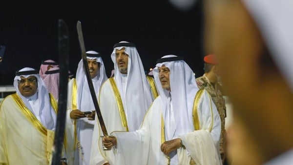 الأمير خالد الفيصل يؤدي العرضة الأمير خالد الفيصل يؤدي العرضة