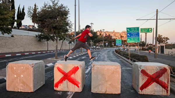 Israelis continue its violations in the Palestinian territories.