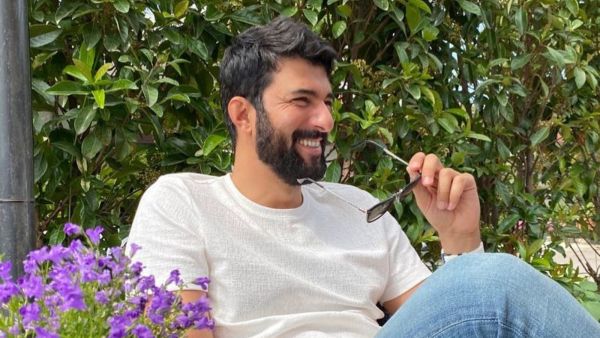 Cutie in Kaş! Engin Akyürek Adored by Fans.. and His Back Dimples Steal the Show