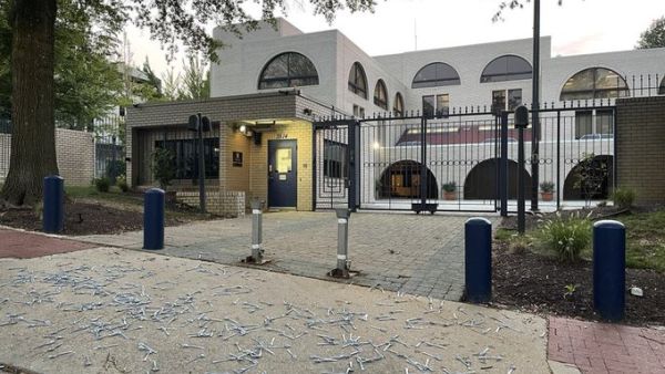 The Israeli Embassy in Washington covered with over 400 spoons after Palestinian prisoners jailbreak.