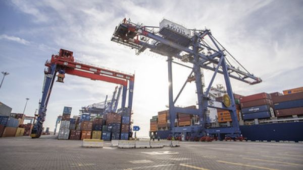 شركة ميناء حاويات العقبة تواصل الاستثمار في المعدات المتطورة والمتخصصة 