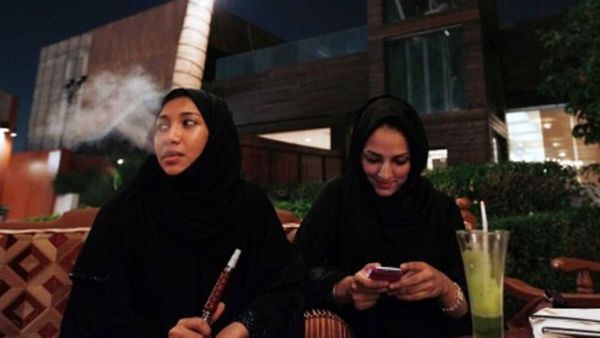 مقاهي تستغل البنات