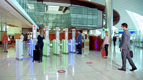 تعمل طيران الإمارات دائماً على توفير أفضل تجربة سفر لعملائها، لا سيما في ظل الأوضاع العالمية المتغيرة باستمرار مبتكرات طيران الإمارات في المطارات تسهّل الاستئناف الآمن للسفر