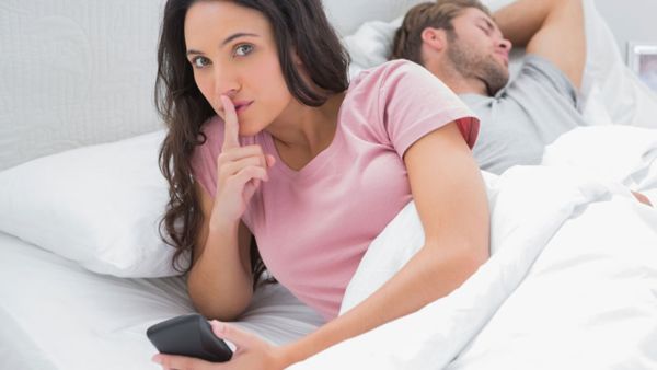 علاقات البوابة: 7 علامات تدل على أن زوجتك تخونك