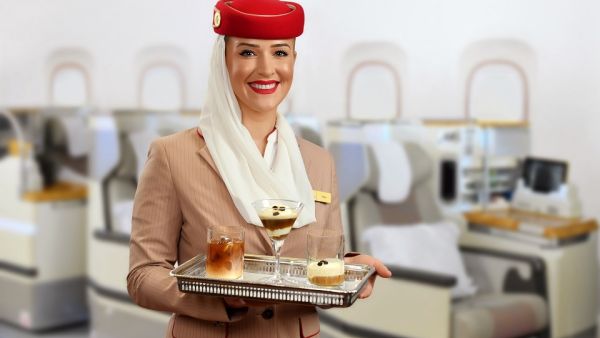 تقدم طيران الإمارات على رحلاتها قهوة طازجة وغنية بالنكهات لركاب الدرجتين الأولى والأعمال، بما في ذلك قهوة الإسبريسو أو الكابتشينو أو القهوة بدون الكافيين. طيران الإمارات تضيف الأميريكانو والأفوغاتو على الرحلات