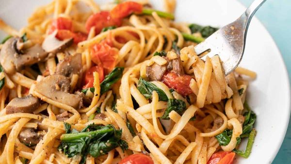 لينجويني بالفطر والخضروات الشهية: وصفة للنباتيين