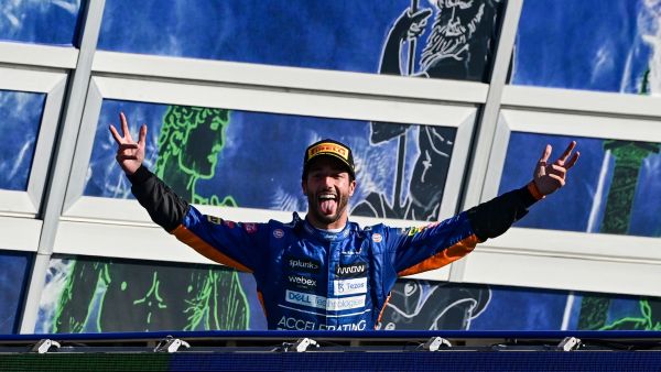 ريكياردو يحتفل بفوزه