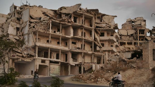 صورة مؤلمة لأب سوري وطفله تفوز بجائزة سينا الدولية لـ2021