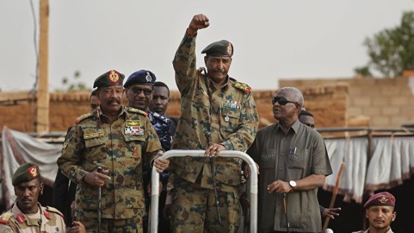 اللواء عبد الفتاح البرهان قائد الجيش السوداني